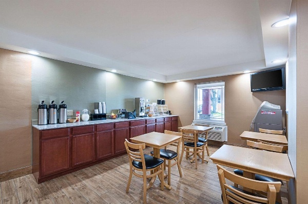 Quality Inn Near Pimlico Racetrack image 7